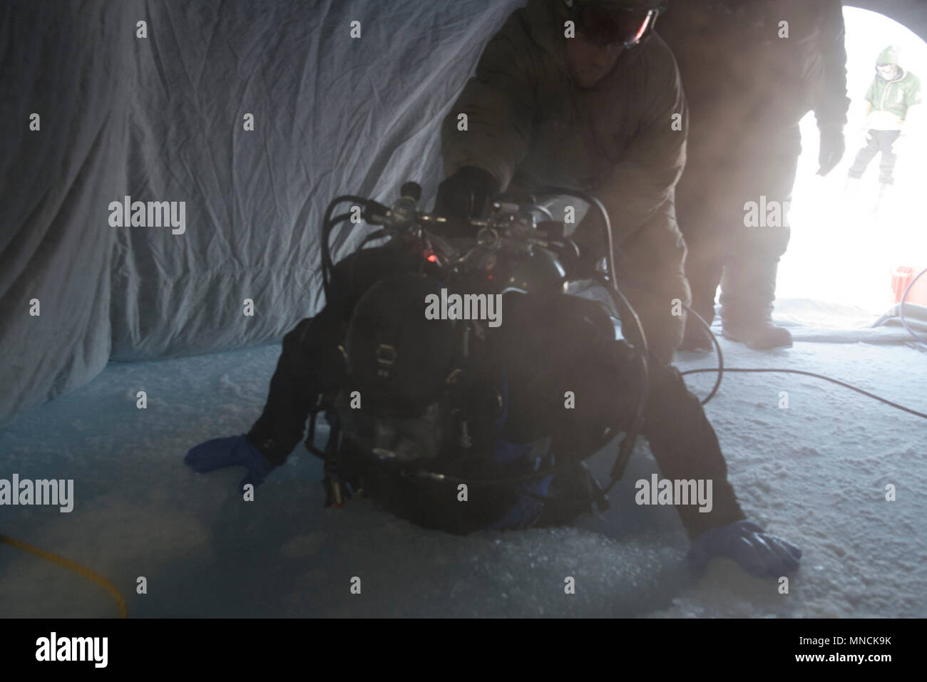 Ice Camp Skate (18. März 2018) - Constructionman 2. Klasse (SCW/DV) Dave Eaves, zugeordnet zu den UW-Bau Team Eins (UCT 1), bietet Unterstützung bei einem Torpedo Übung in den Polarkreis zur Unterstützung der Ice-Übung (ICEX) 2018, 16. März. ICEX 2018 ist ein 5-wöchigen Übung, die Marine ihre Einsatzbereitschaft in der Arktis, die Erfahrung in der Region, Vorauszahlung Verständnis der arktischen Umwelt zu bewerten, und ihre Beziehungen zu anderen Dienstleistungen, Verbündete und Partner Organisationen zu entwickeln. (U.S. Marine Stockfoto