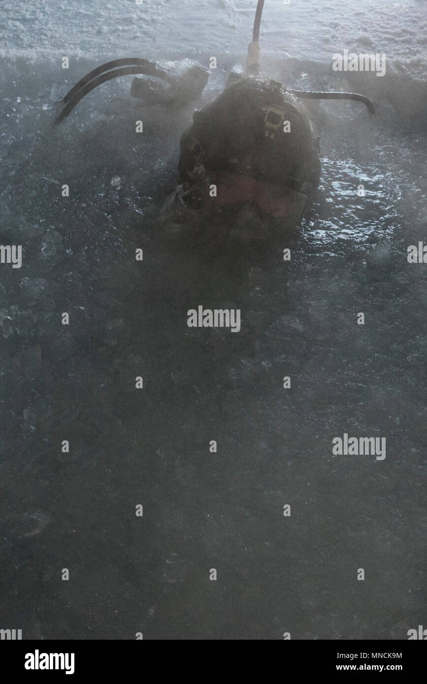 Ice Camp Skate (18. März 2018) - Constructionman 2. Klasse (SCW/DV) Dave Eaves, zugeordnet zu den UW-Bau Team Eins (UCT 1), bietet Unterstützung bei einem Torpedo Übung in den Polarkreis zur Unterstützung der Ice-Übung (ICEX) 2018, 16. März. ICEX 2018 ist ein 5-wöchigen Übung, die Marine ihre Einsatzbereitschaft in der Arktis, die Erfahrung in der Region, Vorauszahlung Verständnis der arktischen Umwelt zu bewerten, und ihre Beziehungen zu anderen Dienstleistungen, Verbündete und Partner Organisationen zu entwickeln. (U.S. Marine Stockfoto