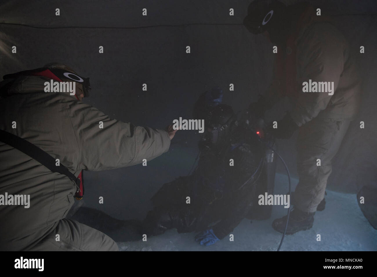 Ice Camp Skate (18. März 2018) - Constructionman 2. Klasse (SCW/DV) Dave Eaves, zugeordnet zu den UW-Bau Team Eins (UCT 1), bietet Unterstützung bei einem Torpedo Übung in den Polarkreis zur Unterstützung der Ice-Übung (ICEX) 2018, 16. März. ICEX 2018 ist ein 5-wöchigen Übung, die Marine ihre Einsatzbereitschaft in der Arktis, die Erfahrung in der Region, Vorauszahlung Verständnis der arktischen Umwelt zu bewerten, und ihre Beziehungen zu anderen Dienstleistungen, Verbündete und Partner Organisationen zu entwickeln. (U.S. Marine Stockfoto