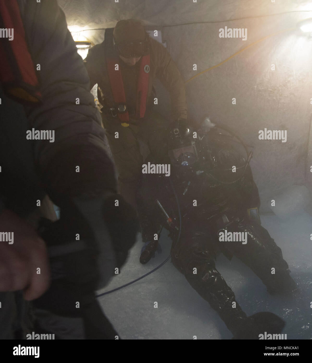 Ice Camp Skate (18. März 2018) - Constructionman 1. Klasse (SCW/DV) Brandon Burrow, zugeordnet zu den UW-Bau Team Eins (UCT 1), bietet Unterstützung bei einem Torpedo Übung in den Polarkreis zur Unterstützung der Ice-Übung (ICEX) 2018, 16. März. ICEX 2018 ist ein 5-wöchigen Übung, die Marine ihre Einsatzbereitschaft in der Arktis, die Erfahrung in der Region, Vorauszahlung Verständnis der arktischen Umwelt zu bewerten, und ihre Beziehungen zu anderen Dienstleistungen, Verbündete und Partner Organisationen zu entwickeln. (U.S. Marine Stockfoto