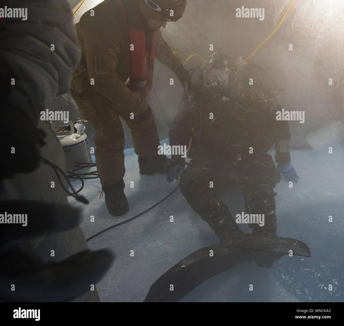 Ice Camp Skate (18. März 2018) - Constructionman 1. Klasse (SCW/DV) Brandon Burrow, zugeordnet zu den UW-Bau Team Eins (UCT 1), bietet Unterstützung bei einem Torpedo Übung in den Polarkreis zur Unterstützung der Ice-Übung (ICEX) 2018, 16. März. ICEX 2018 ist ein 5-wöchigen Übung, die Marine ihre Einsatzbereitschaft in der Arktis, die Erfahrung in der Region, Vorauszahlung Verständnis der arktischen Umwelt zu bewerten, und ihre Beziehungen zu anderen Dienstleistungen, Verbündete und Partner Organisationen zu entwickeln. (U.S. Marine Stockfoto