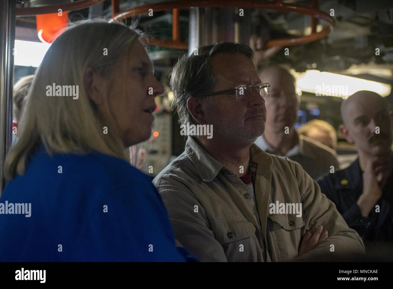 BEAUFORT MEER, Arktischen Ozean (18. März 2018) - Susan Gordon, Principal Deputy, Direktor des nationalen Geheimdienstes, Senator Gary Peters Gespräche mit einem Seemann, der seawolf-Klasse schnell-Angriffs-U-Boot USS Connecticut (SSN 22) Er nimmt an Ice-Übung (ICEX) 2018, März 18. ICEX 2018 ist ein 5-wöchigen Übung, die Marine ihre Einsatzbereitschaft in der Arktis, die Erfahrung in der Region, Vorauszahlung Verständnis der arktischen Umwelt zu bewerten, und ihre Beziehungen zu anderen Dienstleistungen, Verbündete und Partner Organisationen zu entwickeln. (U.S. Marine Stockfoto