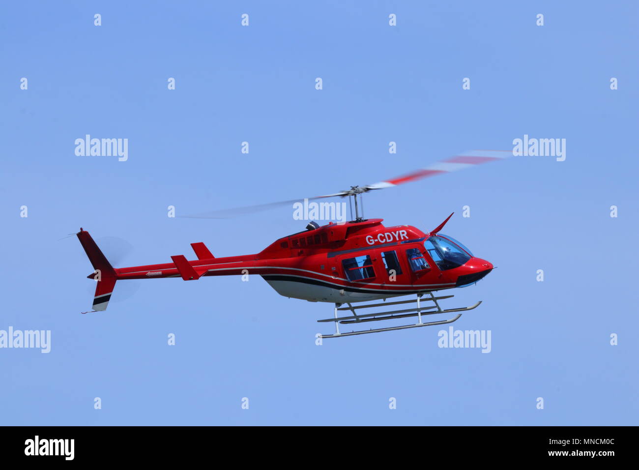 Eine Glocke Ranger Helikopter Registrierung G-CDYR um Leeds Bradford International Airport fliegen Stockfoto