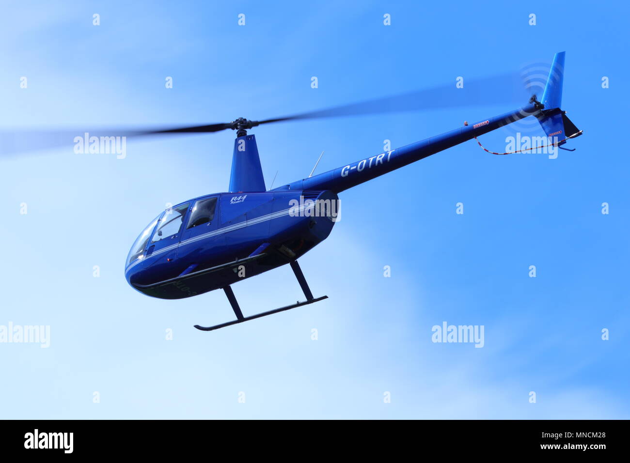 Ein Robinson R44 Helikopters G-OTRT über Leeds Bradford International Airport fliegen Stockfoto