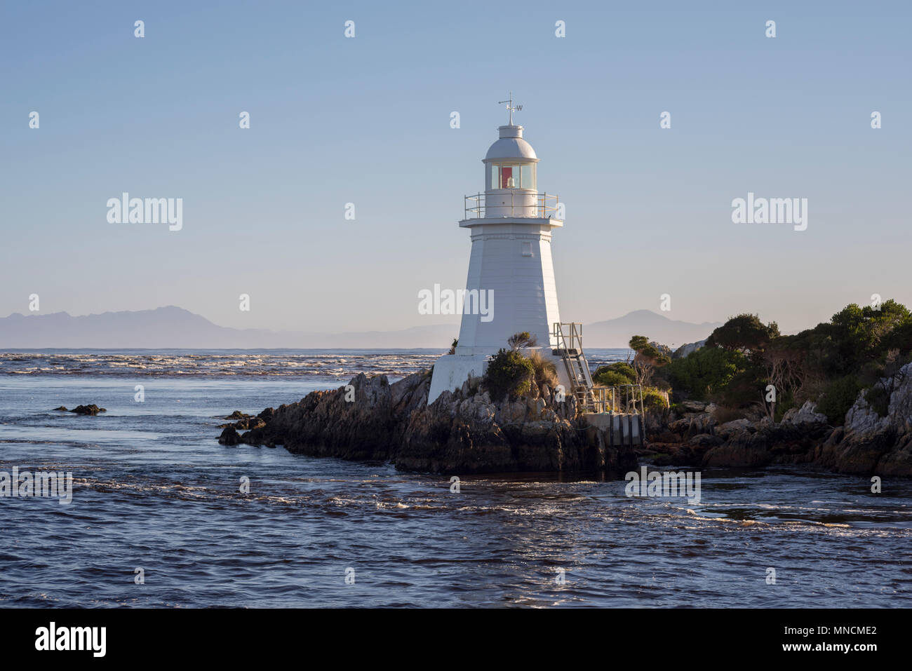 Motorhaube Island Lighthouse, Hells Gate, Macquarie Harbour, Tasmanien, Australien Stockfoto