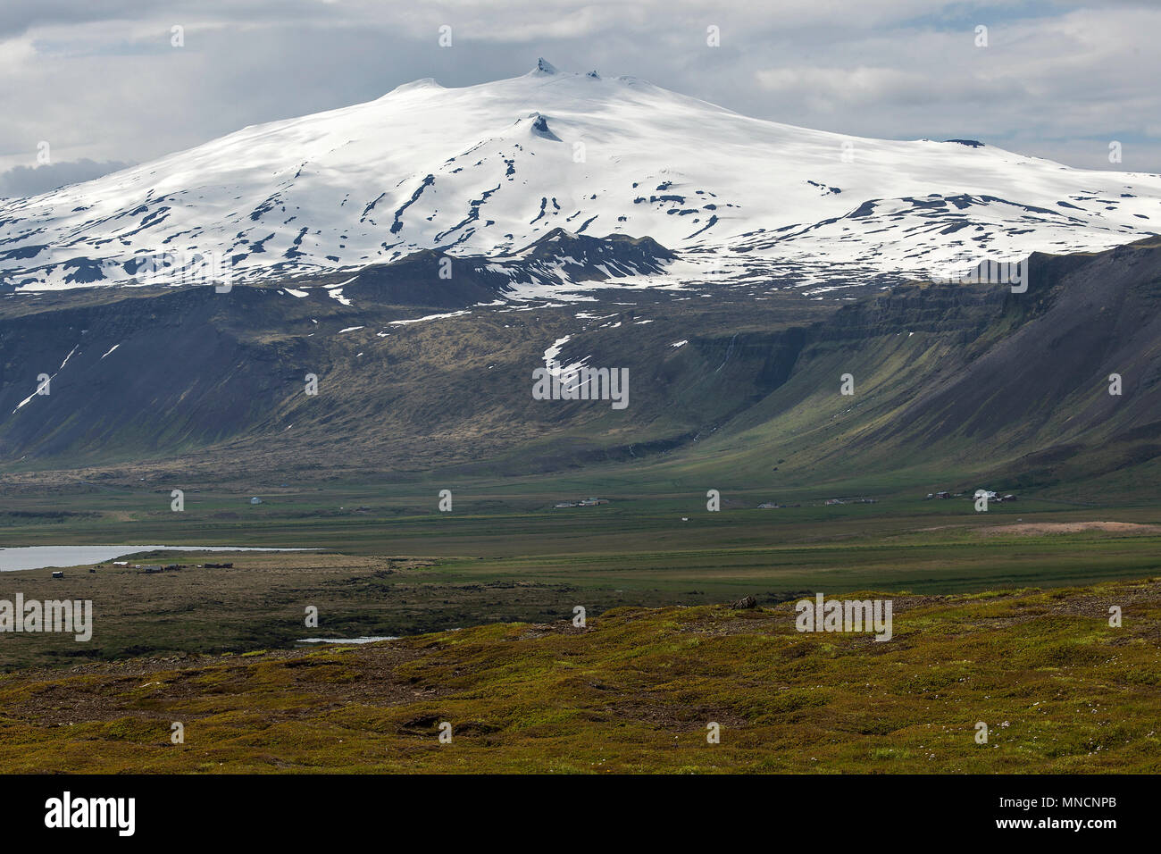 Blick auf Vulkan Snaefell mit Snaefellsjökul Gletscher, Halbinsel