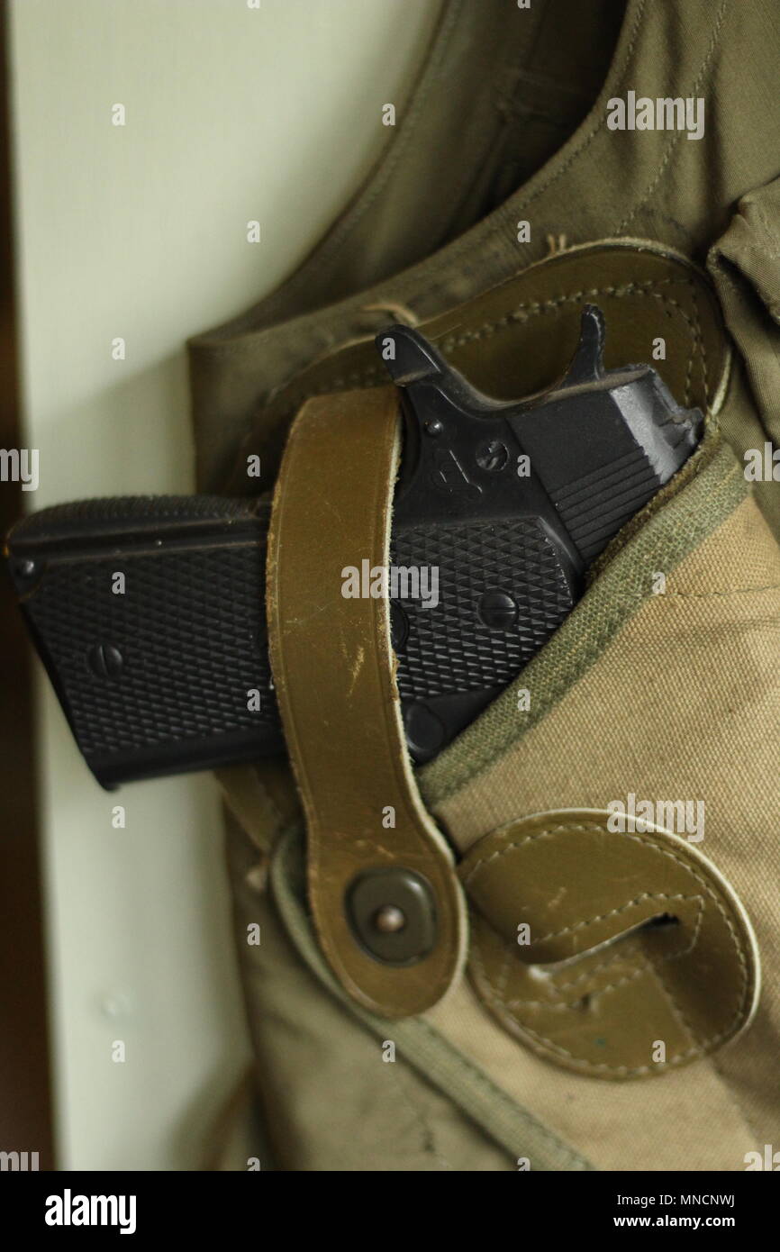 Bilder von WW2 - Textilindustrie - militärische Kleidung. Die Side Shot eines im Holster Pistole in einer FLAK JACKET festgeschnallt. B17 das Bordpersonal. Stockfoto