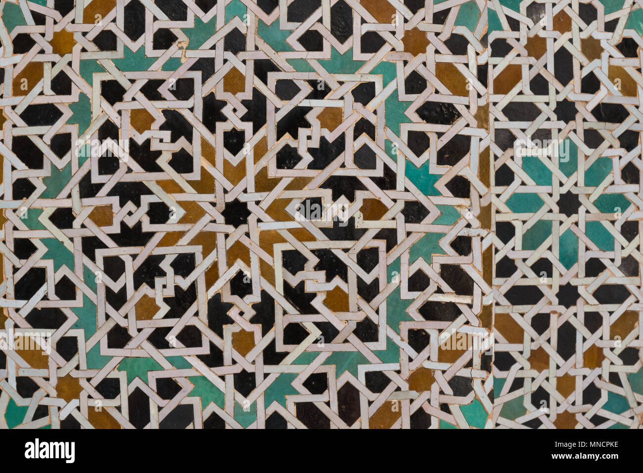 Traditionelle bunte geometrische patern von Mosaik an der Wand der islamischen Schule Madrasa Bou Inania, Fes, Marokko. Stockfoto