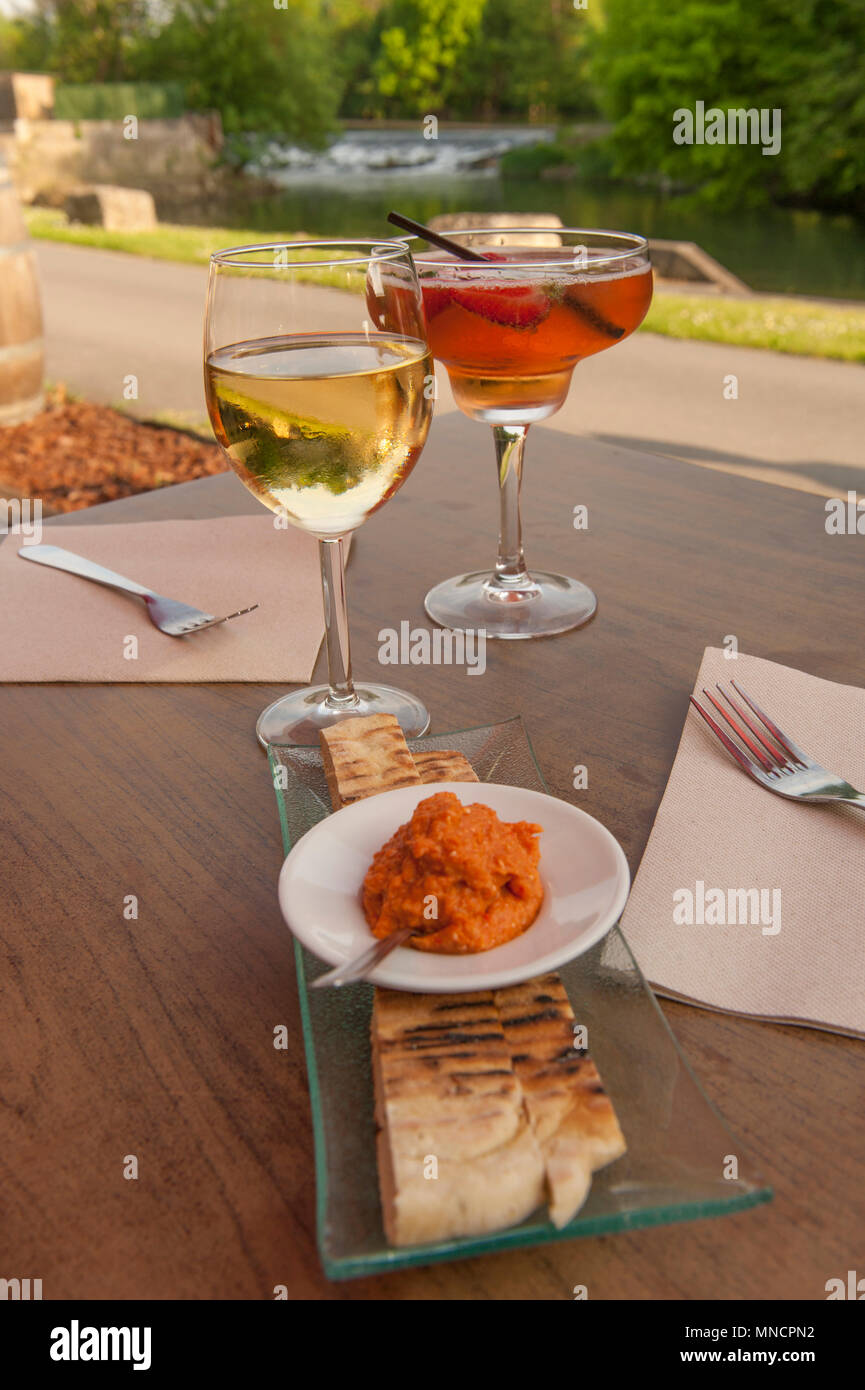 Claudia Albrecht Halteseile während houseboating auf dem Fluss Charente im Südwesten Frankreichs Stockfoto