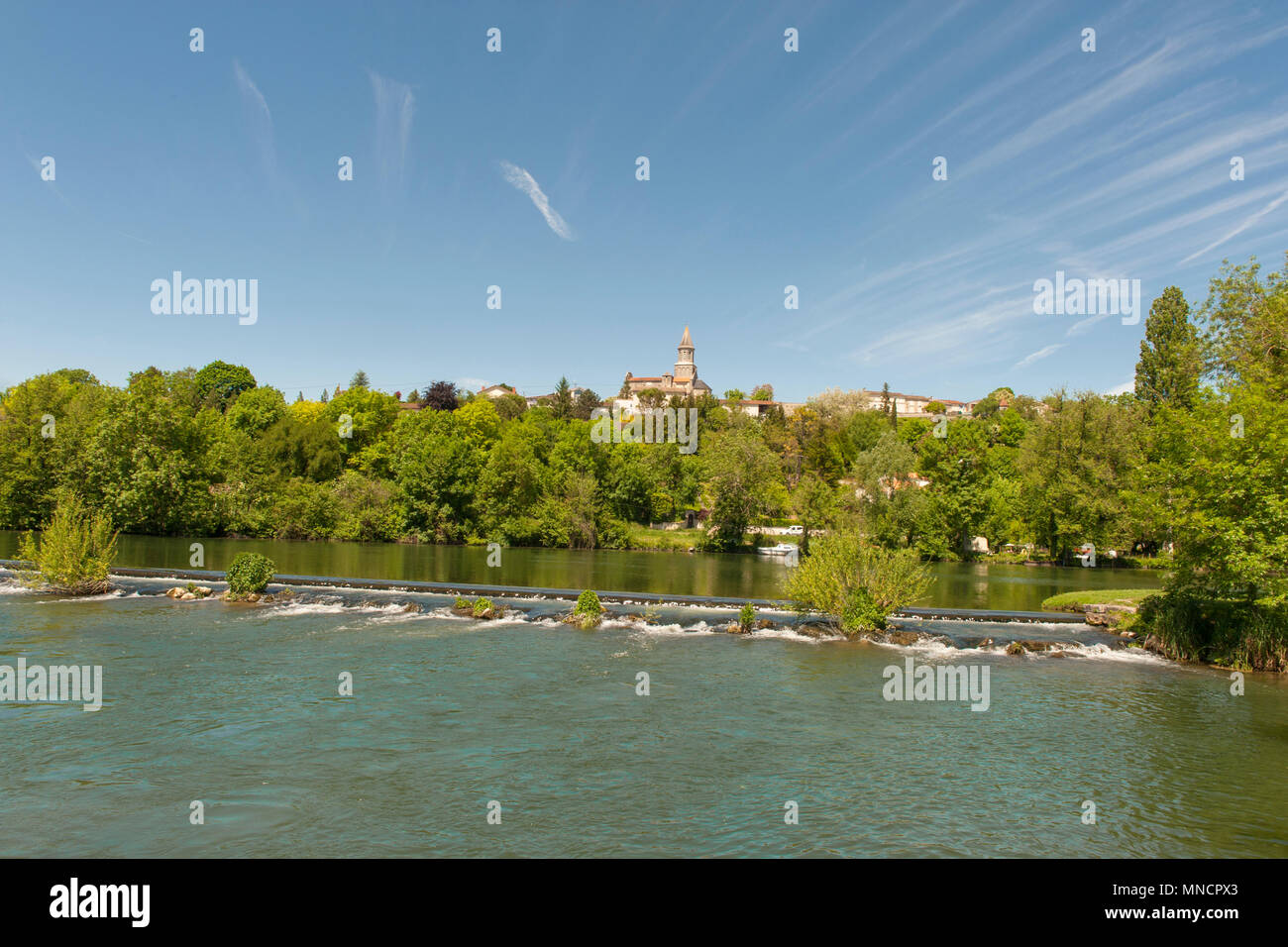 Über Wehr des Flusses Charente, die Pfarrkirche dominiert das kleine Dorf Saint-Simeux im Südwesten Frankreichs Stockfoto