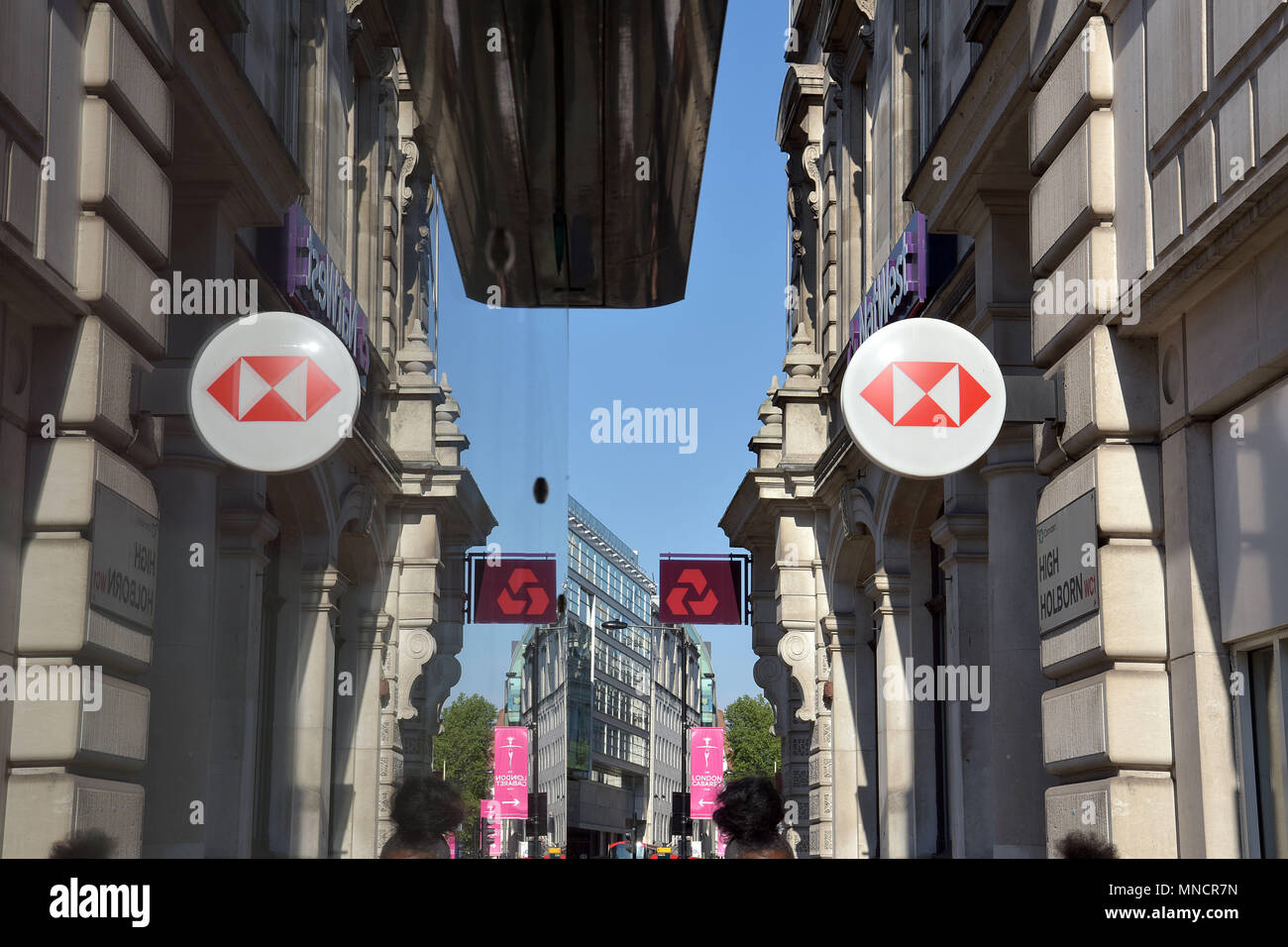 Menschen gehen vorbei an den Bankfilialen der HSBC und NatWest setzt auf High Holborn, London. Stockfoto