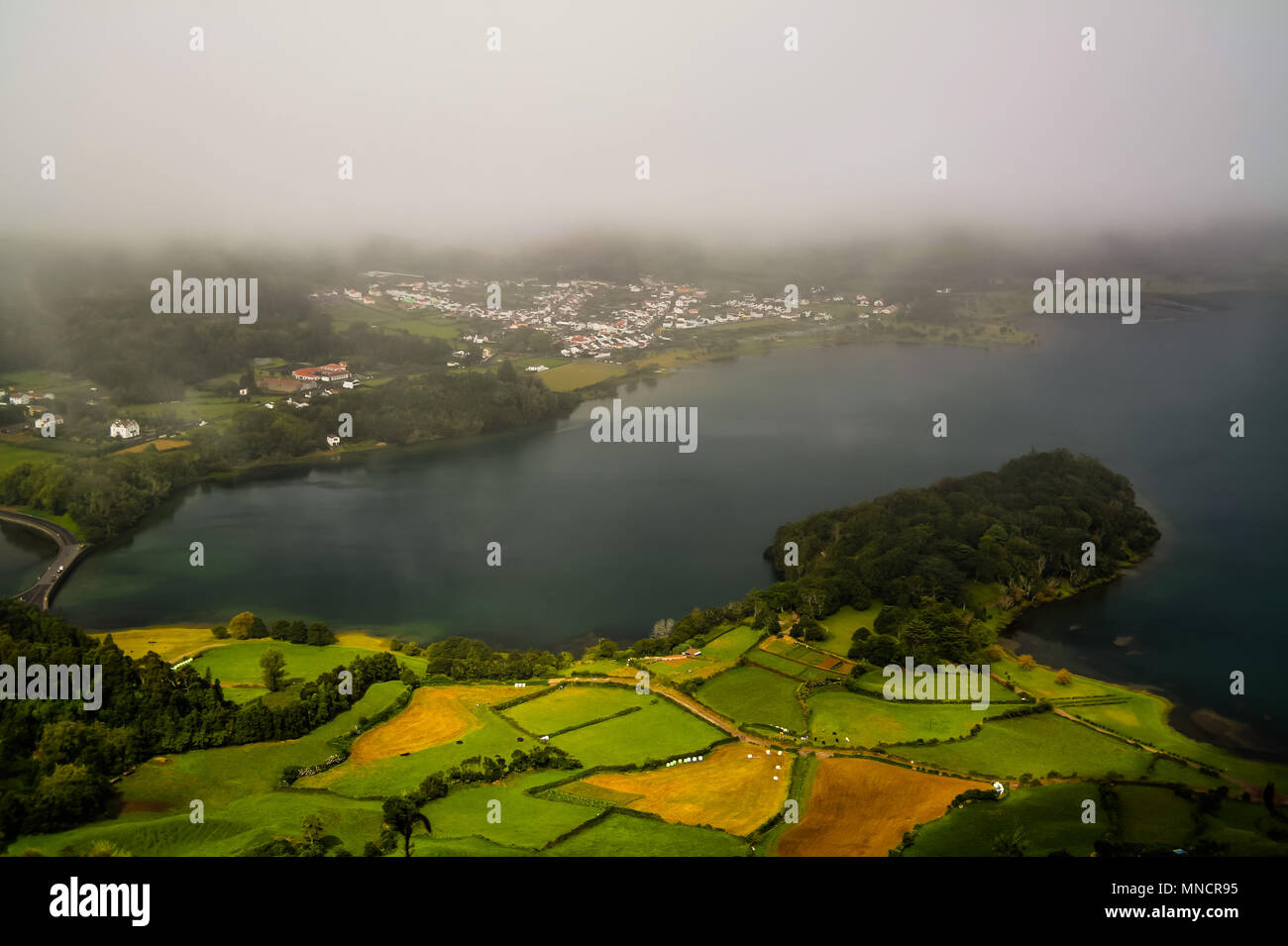 Luftaufnahme von Azul und Verde Seen bei Sete Cidades in Sao Miguel, Azoren, Portugal Stockfoto