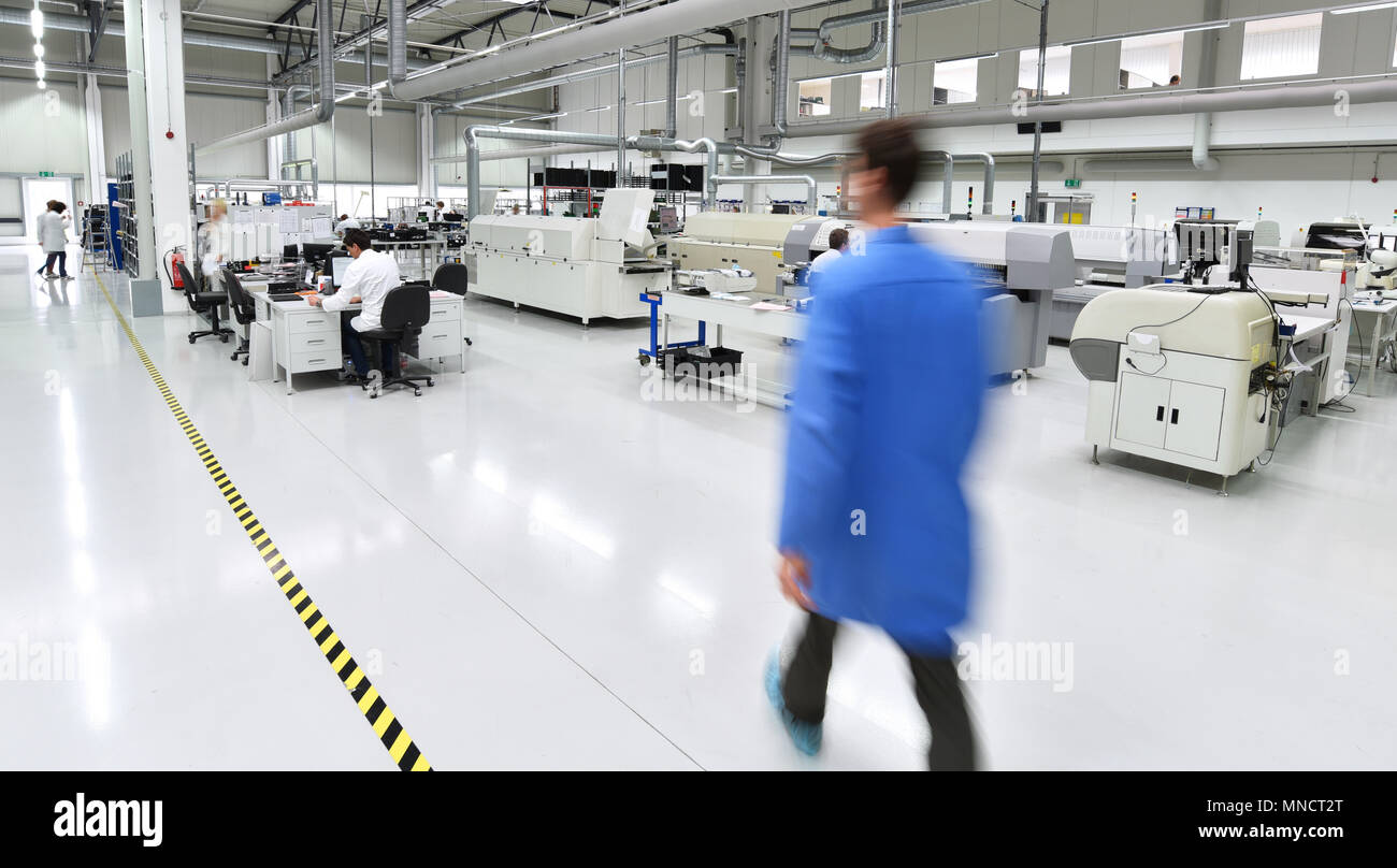 Industrie Fabrik für die Montage der Mikroelektronik - innen und Arbeitnehmer Stockfoto