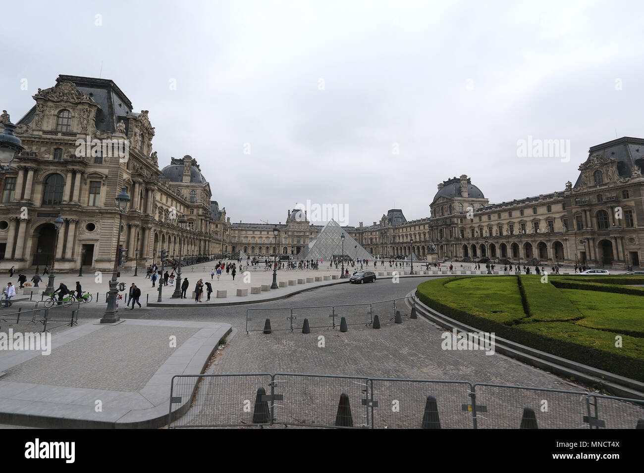 Louvre, den Innenhof und die Sehenswürdigkeiten Louvre Pyramide, Paris, Paris, Frankreich, 15. Mai 2018, Foto von Richard Goldschmidt Stockfoto