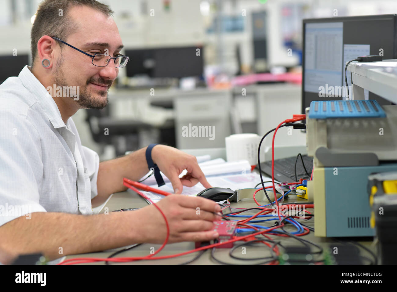 Industrie Fabrik für die Montage der Mikroelektronik - innen und Arbeitnehmer Stockfoto