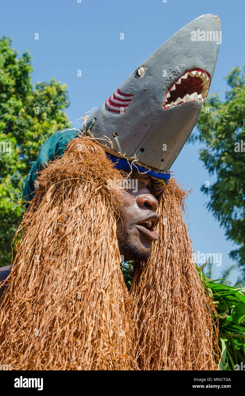 Unbekannter afrikanischer Mann in traditionellen shark Kostüm, rituellen Tanz Stockfoto