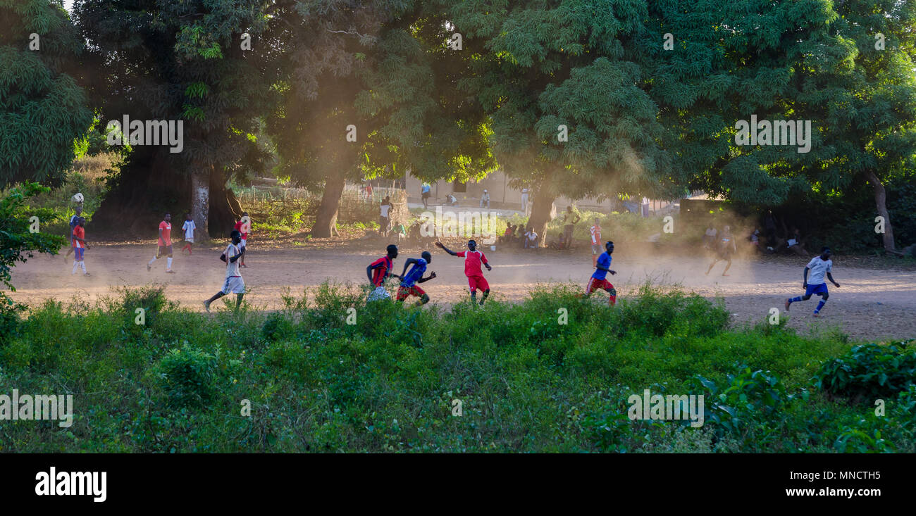Nicht identifizierte Gruppe Männer Fußball spielen oder Fußball auf Schmutz Feld Stockfoto