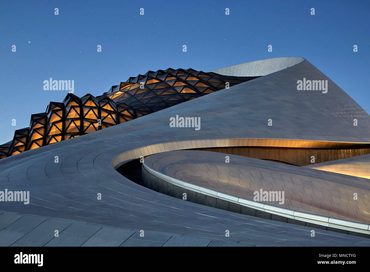 Nashi Außenverkleidung mit geschwungenen Treppe. Harbin Opernhaus, Harbin, China. Architekt: MAD, 2015. Stockfoto