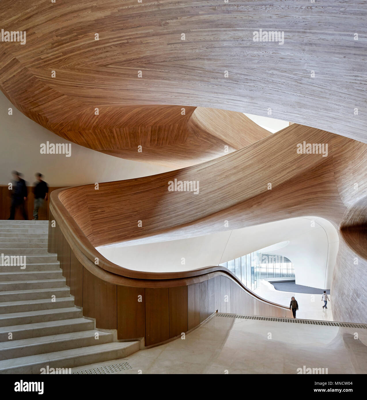 Blick auf die kurvenreiche Treppe von der Landung. Harbin Opernhaus, Harbin, China. Architekt: MAD, 2015. Stockfoto