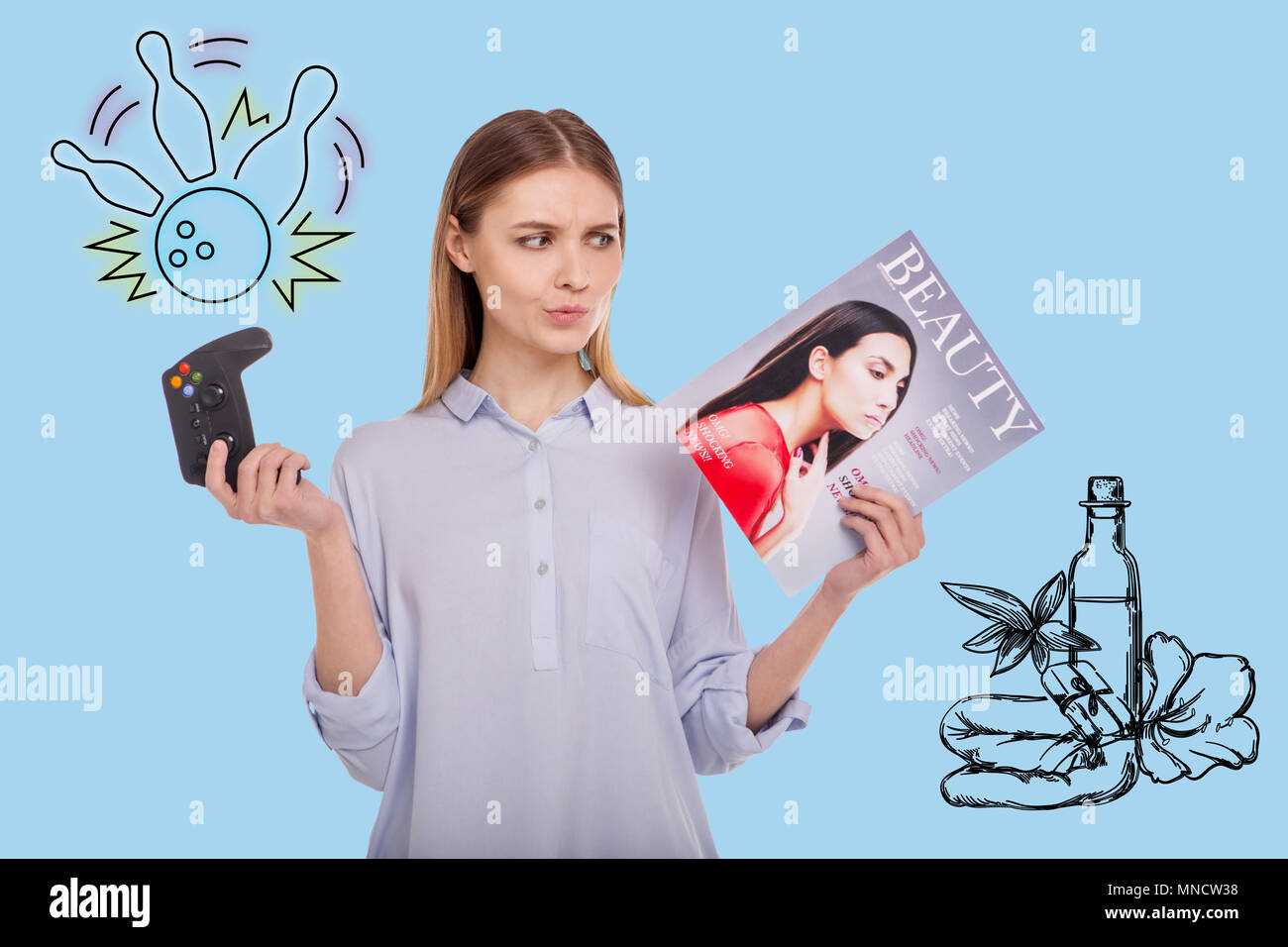 Stirnrunzelnd Frau denken und die Wahl zwischen einem Spiel und einem Magazin Stockfoto