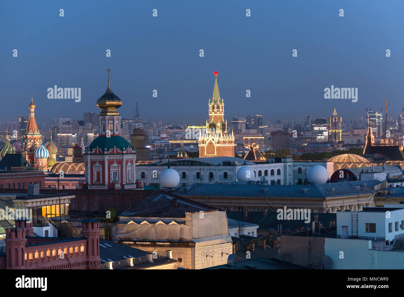 Blick vom Panorama Terrasse, Kinder Einkaufszentrum detski mir zum Kreml in Moskau, Russland Stockfoto