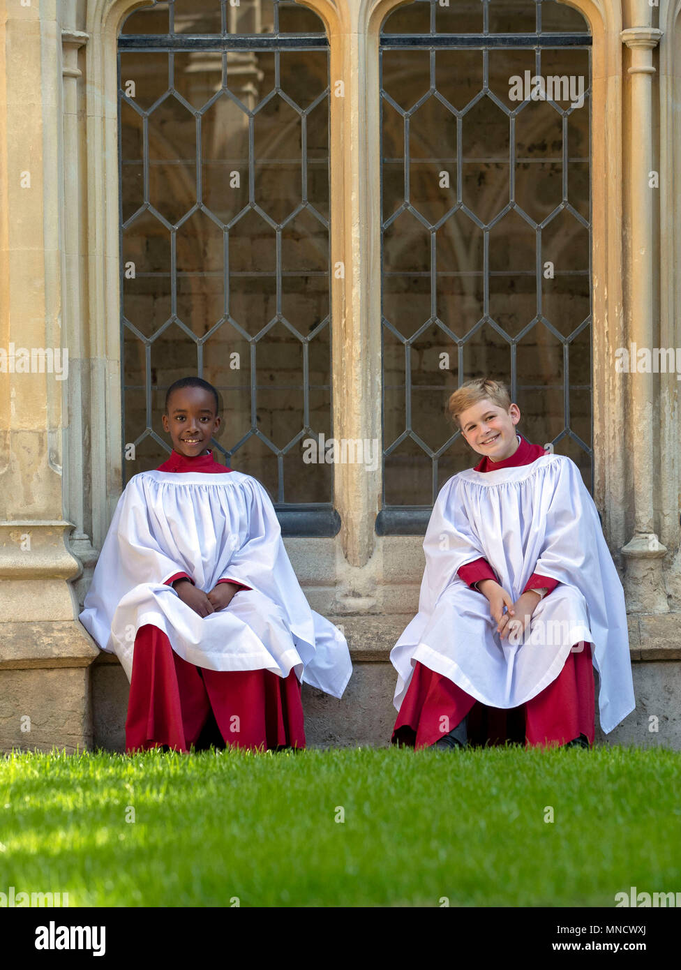 Mitglieder des St. George's Chapel Choir Nathan Mcharo (links), 9 Jahre alt, und Leo Mills, 11 Jahre alt, vor einer Probe und vor der Hochzeit von Prinz Harry und Megan Markle an diesem Wochenende. Stockfoto