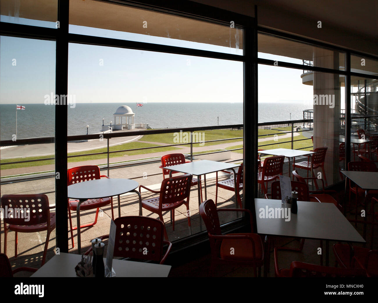 Blick auf und von der De La Warr Pavilion auf der britischen Küste, mit seinen Art déco-Architektur Stockfoto