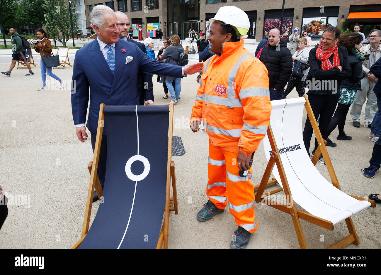 Der Prinz von Wales Touren die neue tech Hub durch die yoox Net-a-porter-Gruppe, einem der größten Online Fashion Handelsunternehmen der Welt, als Teil einer Whirlwindtour innovativer Unternehmen in London. Stockfoto