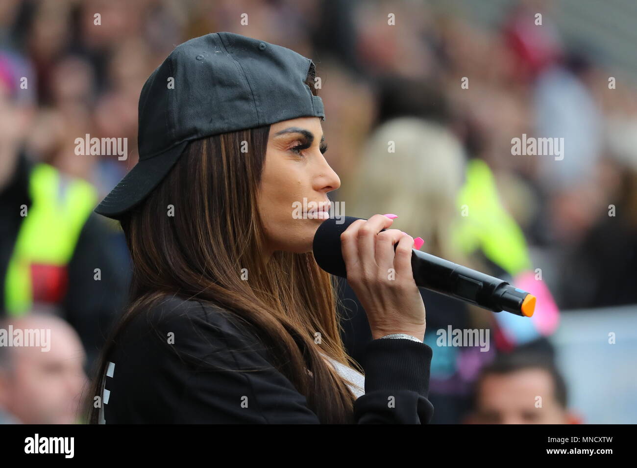 Katie Price und Alan Carr verwalten die gegnerischen Mannschaften in der Sellebrity Fußballspiel an Sixfields Stadium in Northampton. Mit: Katie Price, wenn: 15 Apr 2018 Credit: WENN.com Stockfoto