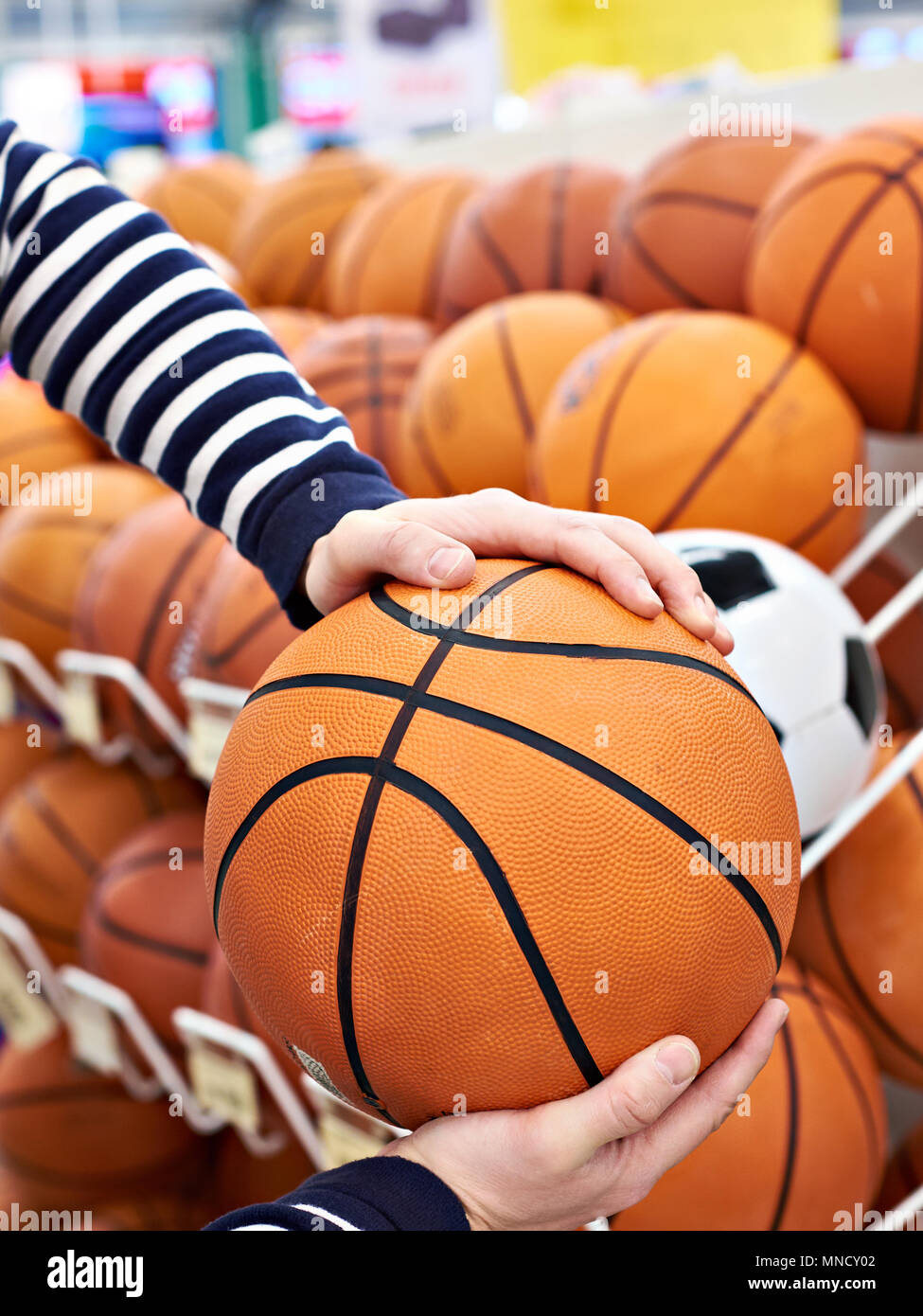 Buyer's Hände mit Basketball im Sport Shop Stockfoto