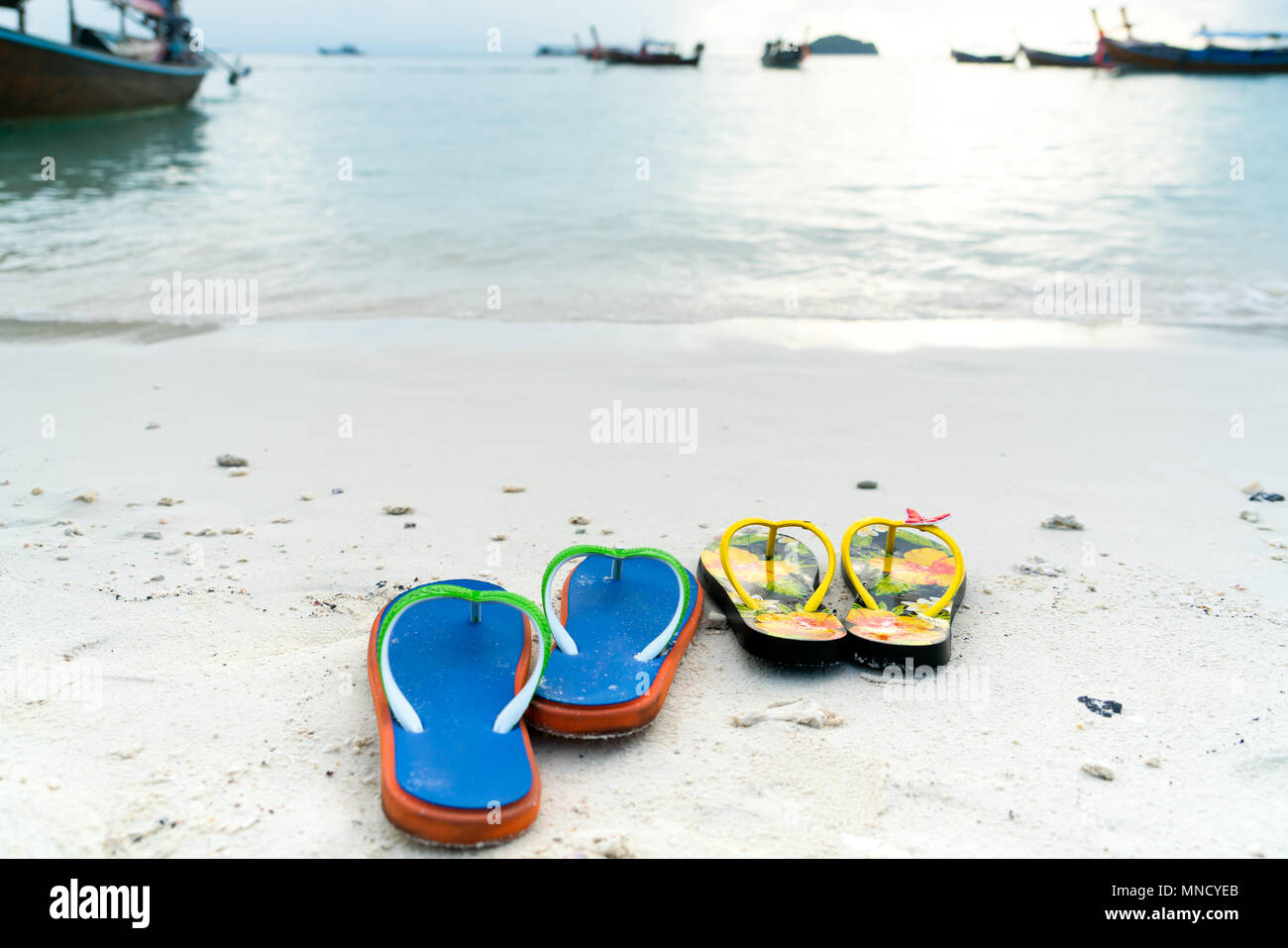 2 Hausschuhe auf dem White Sand Beach, Reisen und Urlaub Stockfoto