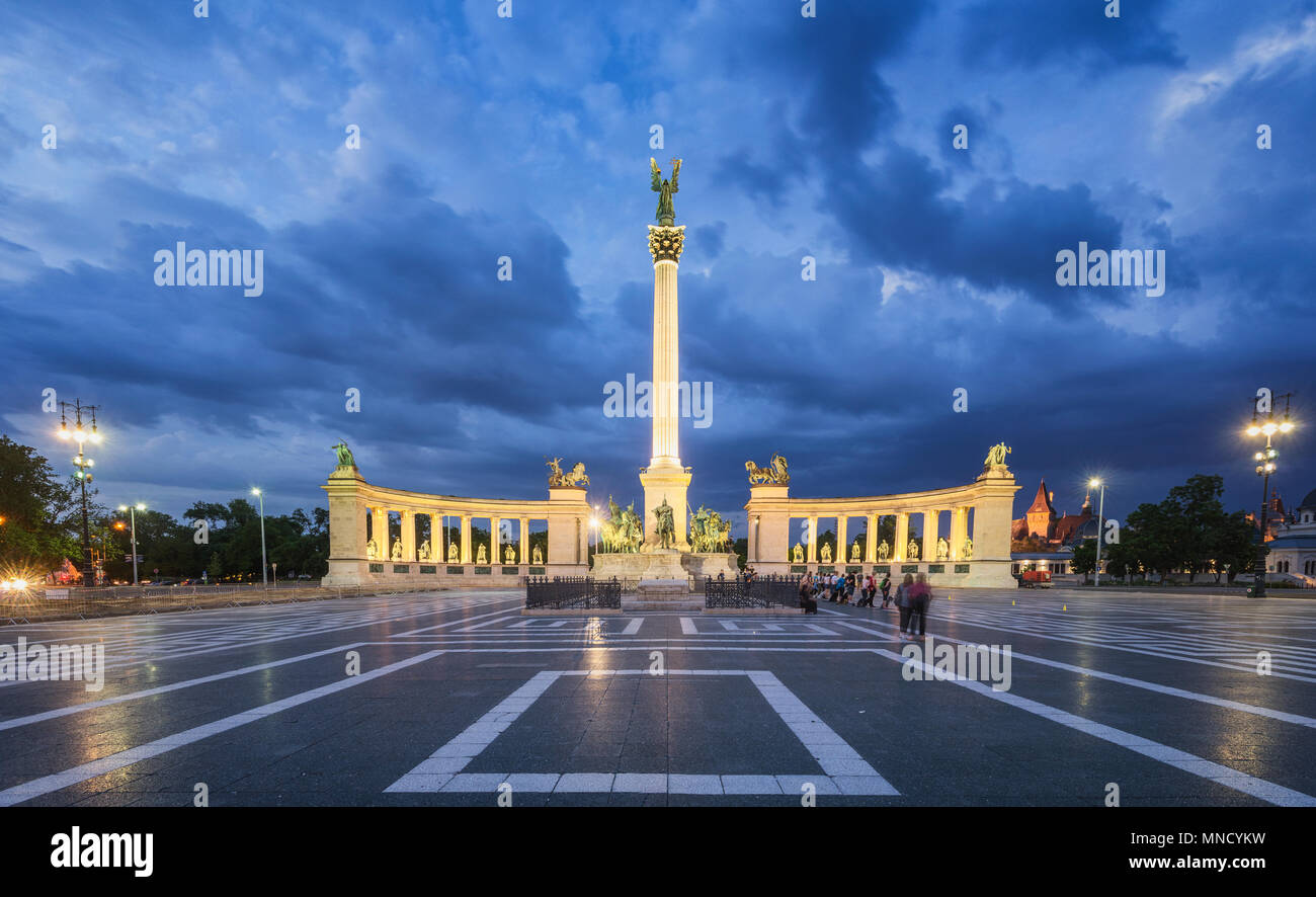 Budapest - Blick auf den Heldenplatz in der Dämmerung Stockfoto