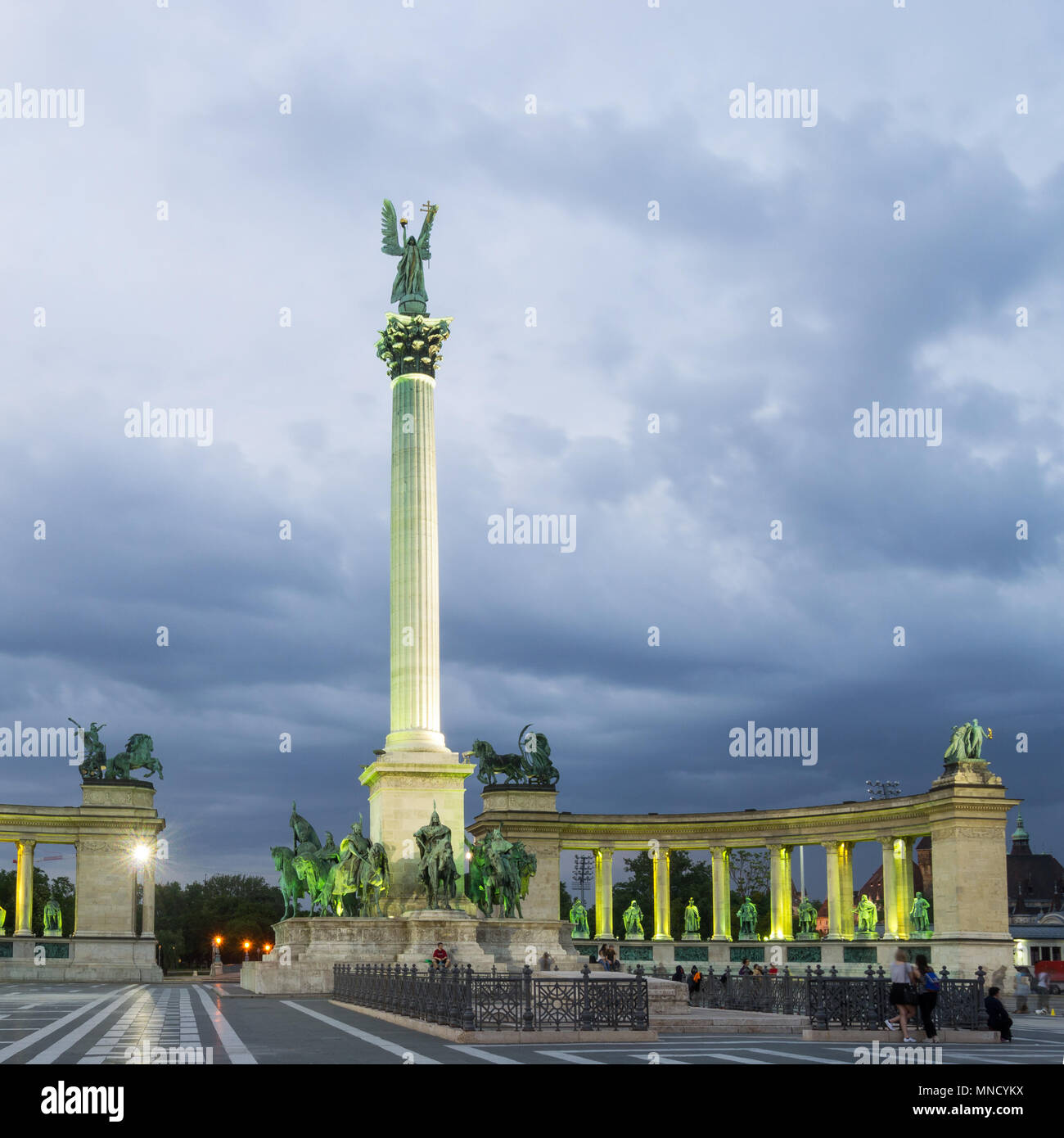 Budapest - Blick auf den Heldenplatz in der Dämmerung Stockfoto