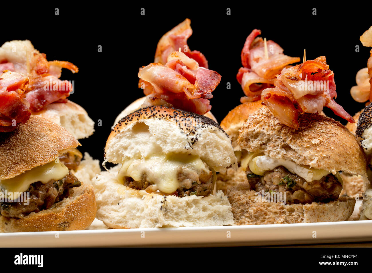 Mini Hirsch- und Schweinefleisch Burger aus dem Hause gemacht - Hackfleisch/Sattel und Hals Filets von einem Reh, Hyla arborea, und Hackfleisch Supermarkt Schweinefleisch. Fried Stockfoto