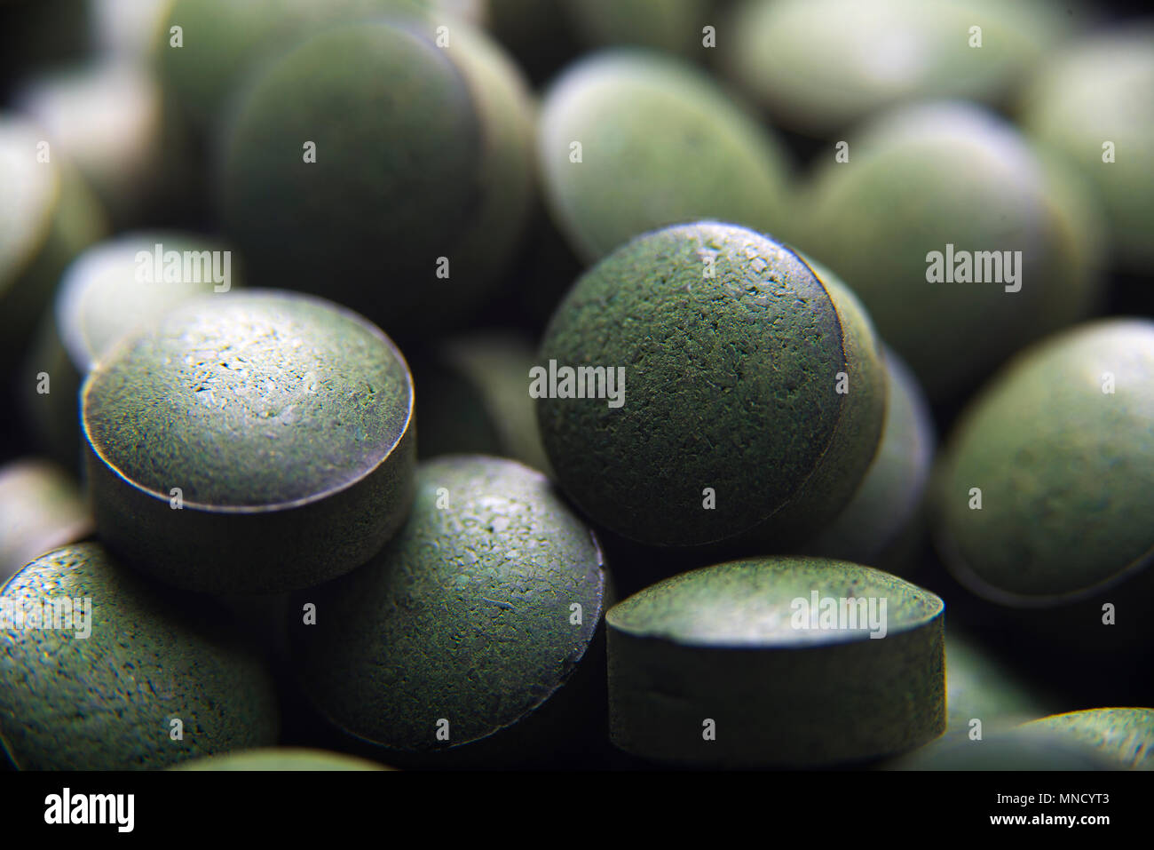 In der Nähe von vielen Spirulina Tabletten mit geringer Tiefenschärfe. Bild horizontal. Stockfoto