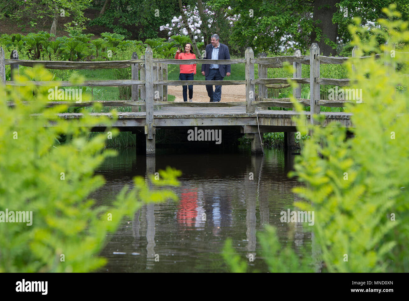 Florist Philippa Craddock und Hüter der Gärten im Windsor Great Park John Anderson, Auswahl von Pflanzen aus den Savill Garden in der Blumenschmuck im St George's Chapel, Windsor für die Hochzeit von Prinz Harry und Meghan Markle verwendet werden. Stockfoto