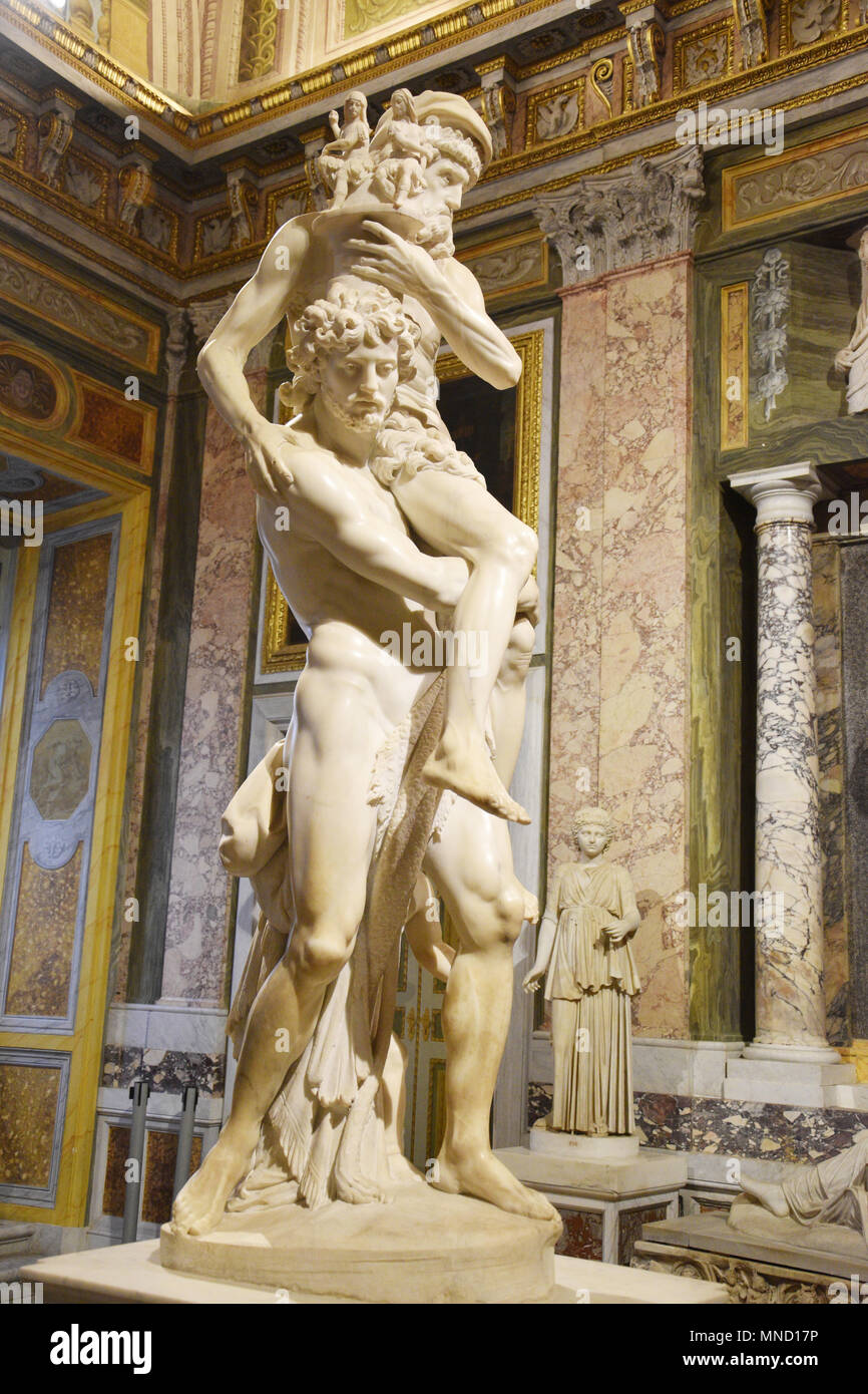Aeneas, Anchiese und Ascanius Flucht aus Troja von Bernini. Die Galleria Borghese (Galleria Borghese) ist eine Kunstgalerie in Rom, Italien. Stockfoto