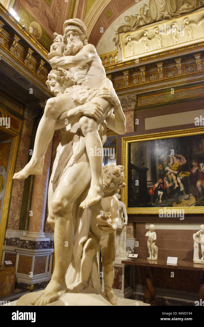 Aeneas, Anchiese und Ascanius Flucht aus Troja von Bernini. Die Galleria Borghese (Galleria Borghese) ist eine Kunstgalerie in Rom, Italien. Stockfoto
