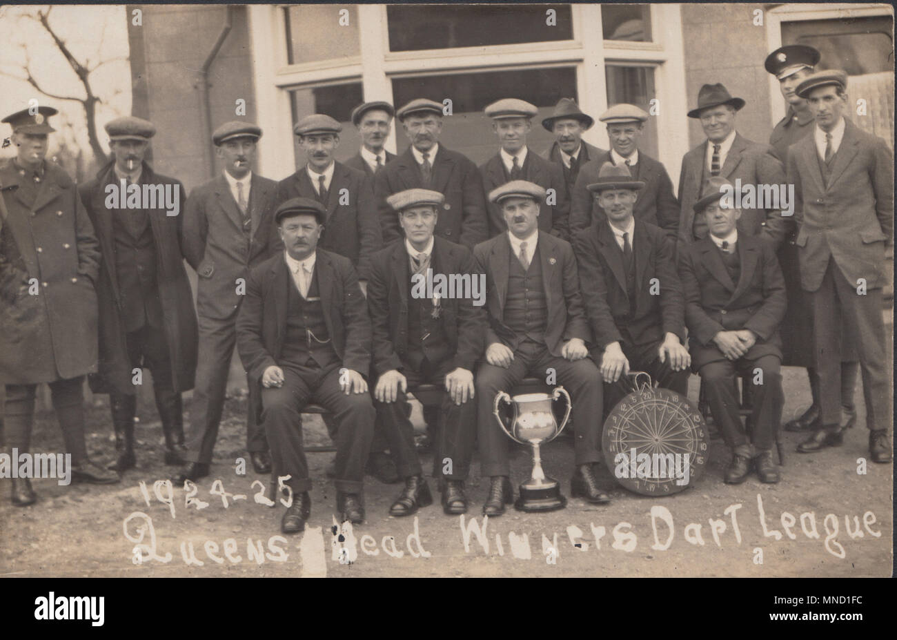 Vintage Foto des 1924-1925 Queens Head Public House Dart Team. Gewinner der Dart Liga. Stockfoto