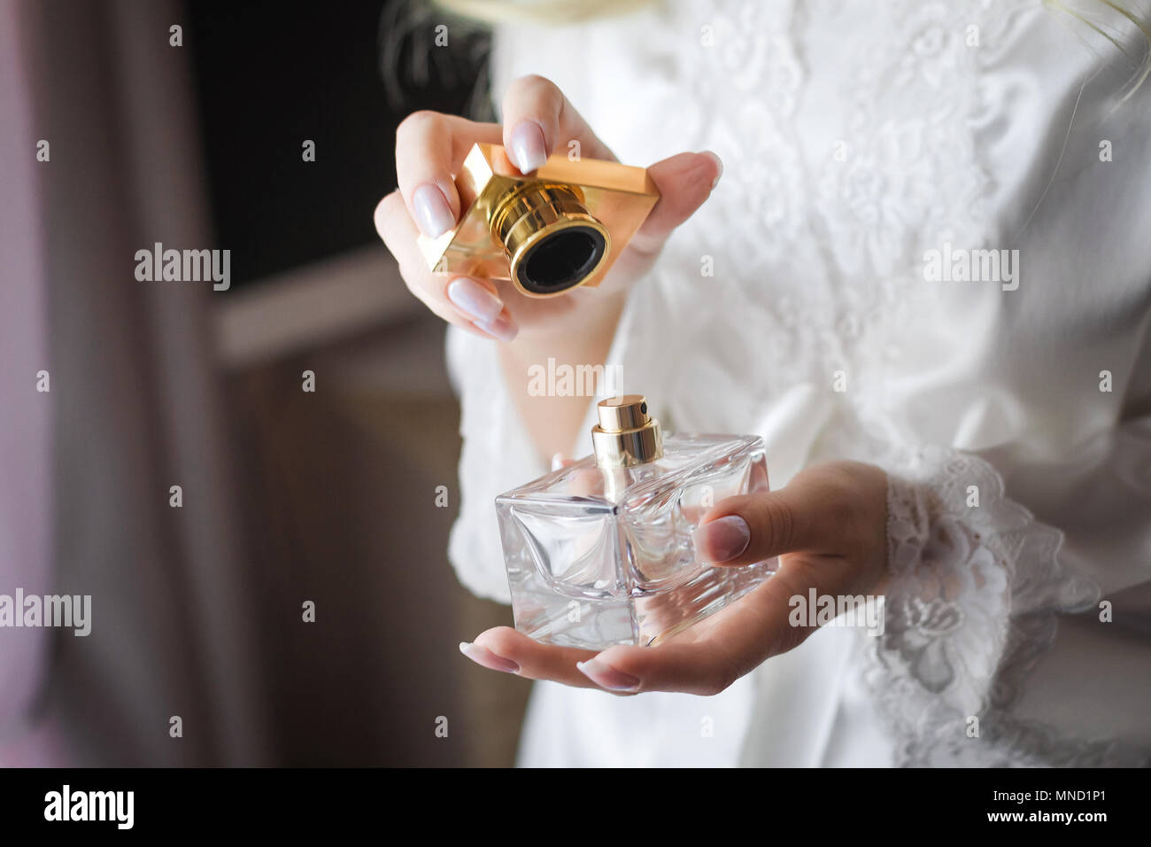 Braut Öffnen einer Flasche luxus Parfum Stockfotografie - Alamy