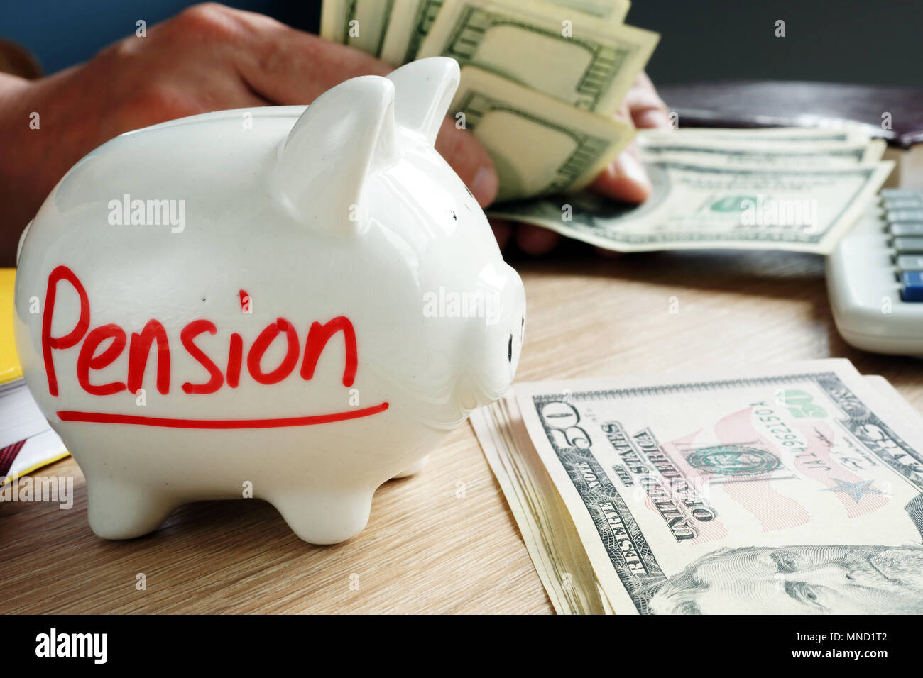 Pension auf einem Sparschwein geschrieben. Ruhestand Konzept. Stockfoto