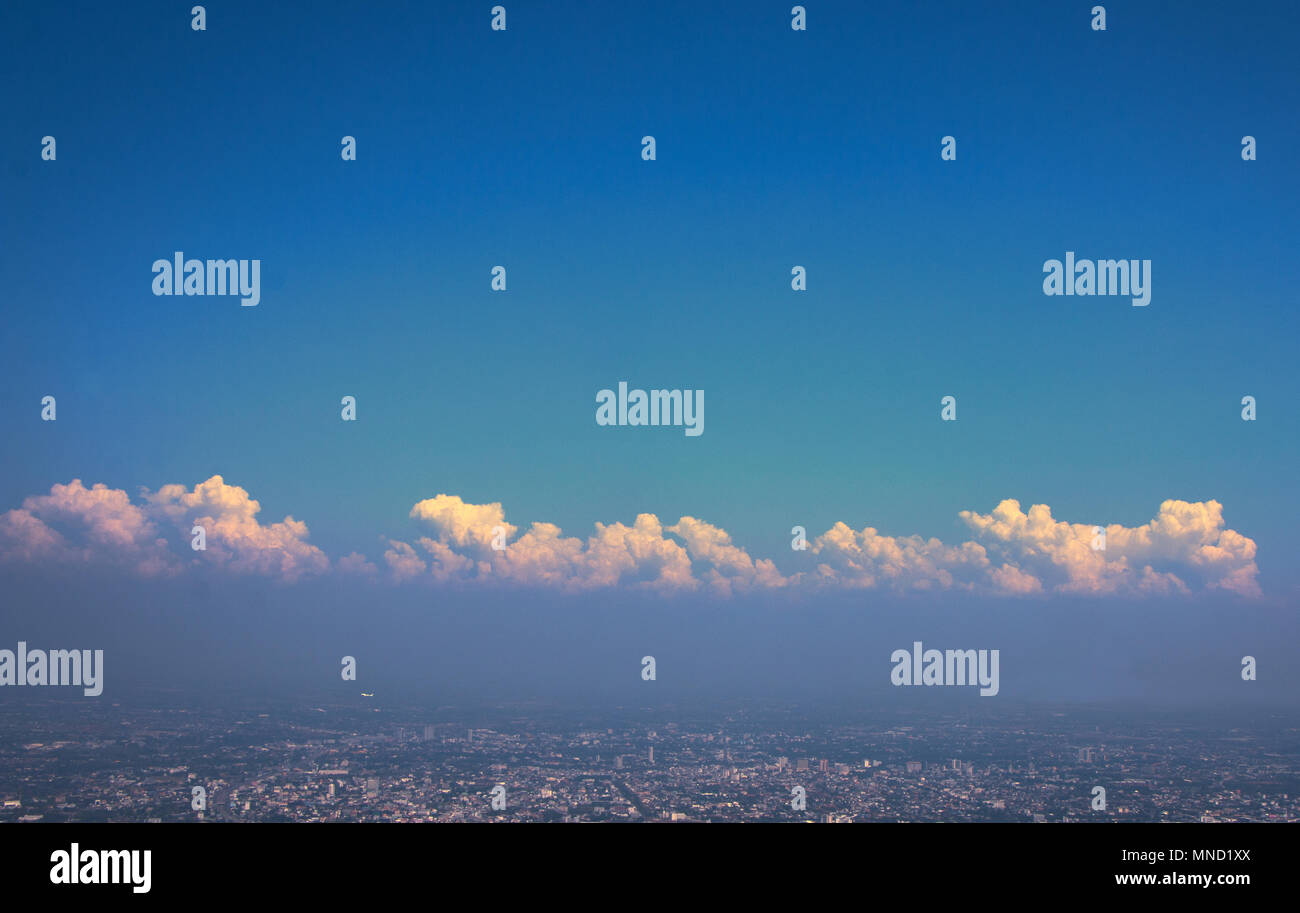 Blauer Himmel Landschaft Hintergrund. Klare Natur. Stockfoto