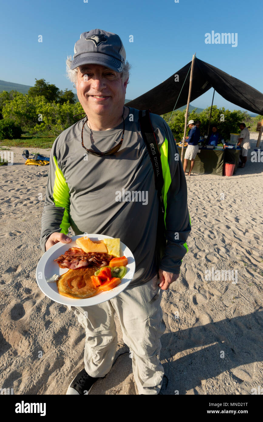 Eine Platte mit Frühstück Essen auf einem Kajak Camping Trip auf die Insel San Cristobal Galapagos, Ecuador. Stockfoto