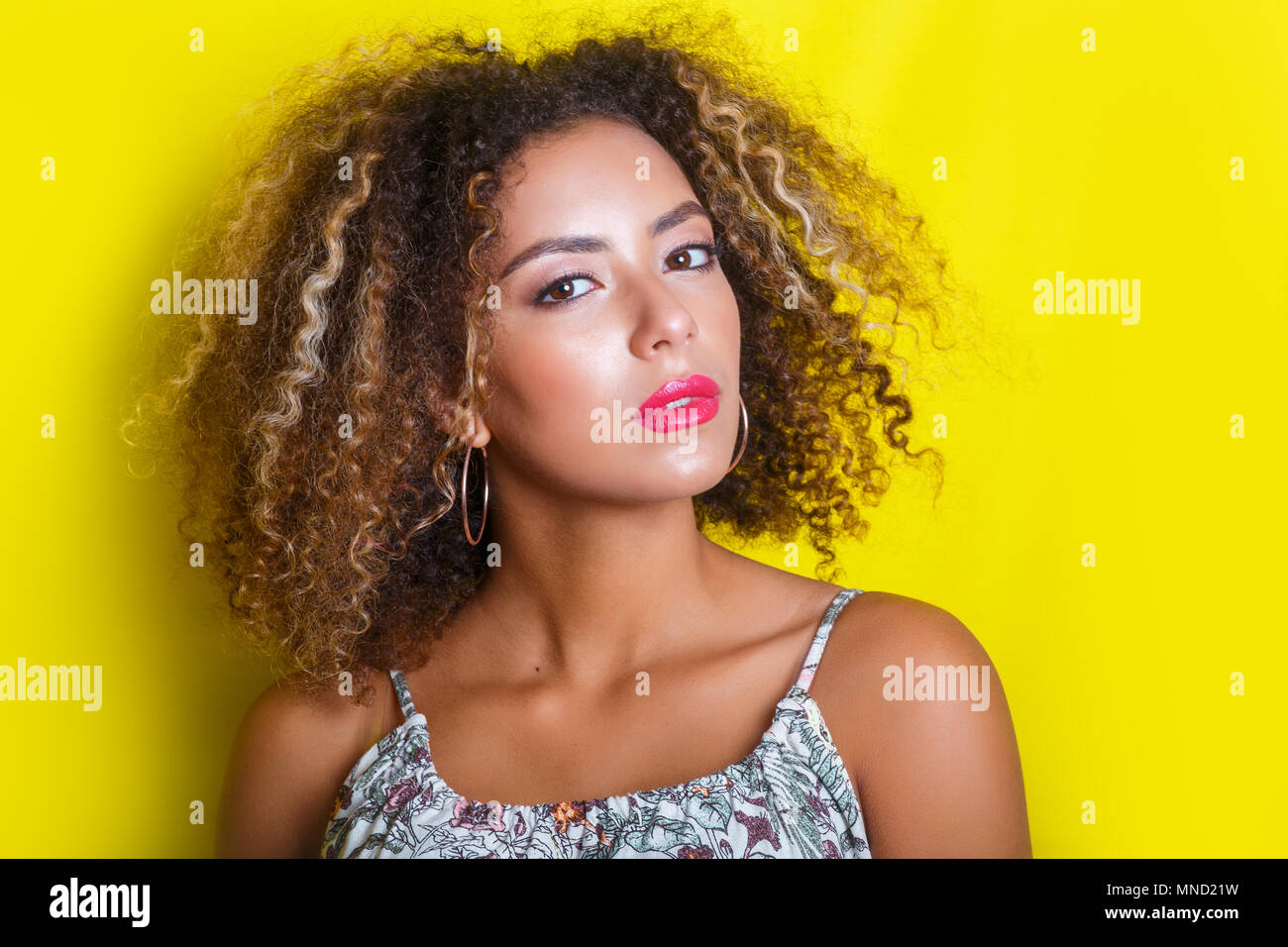 Beauty Portrait Der Jungen Afrikanischen Amerikanischen Madchen Mit Afro Frisur Girl Posiert Auf Gelben Hintergrund An Der Kamera Schaut Stockfotografie Alamy