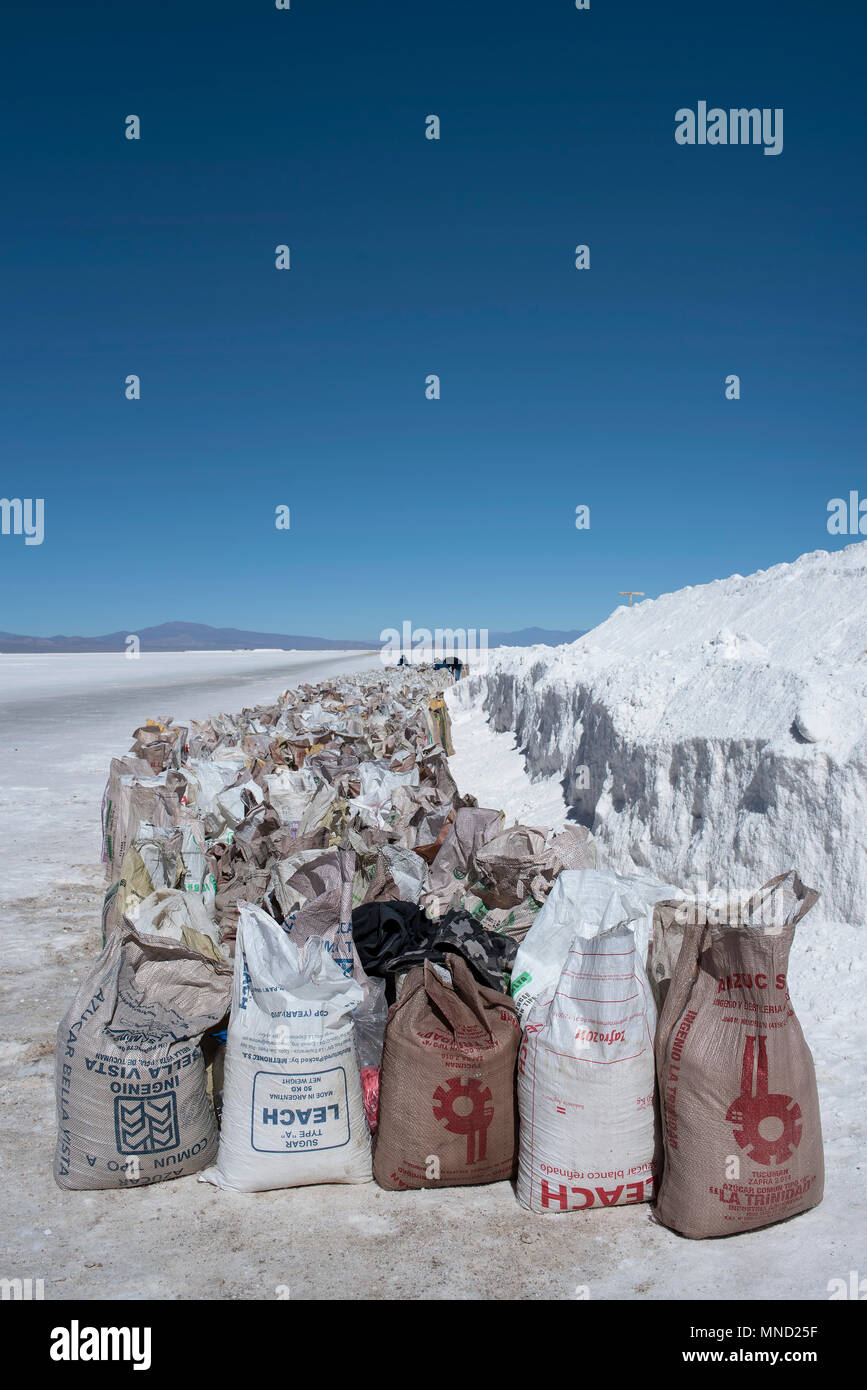Salz Beutel aufgereiht in den Salinas Grandes, wo ein paar Männer leben Extrahieren der Salz. Provinzen Jujuy und Salta, Argentinien. Mai 2018 Stockfoto