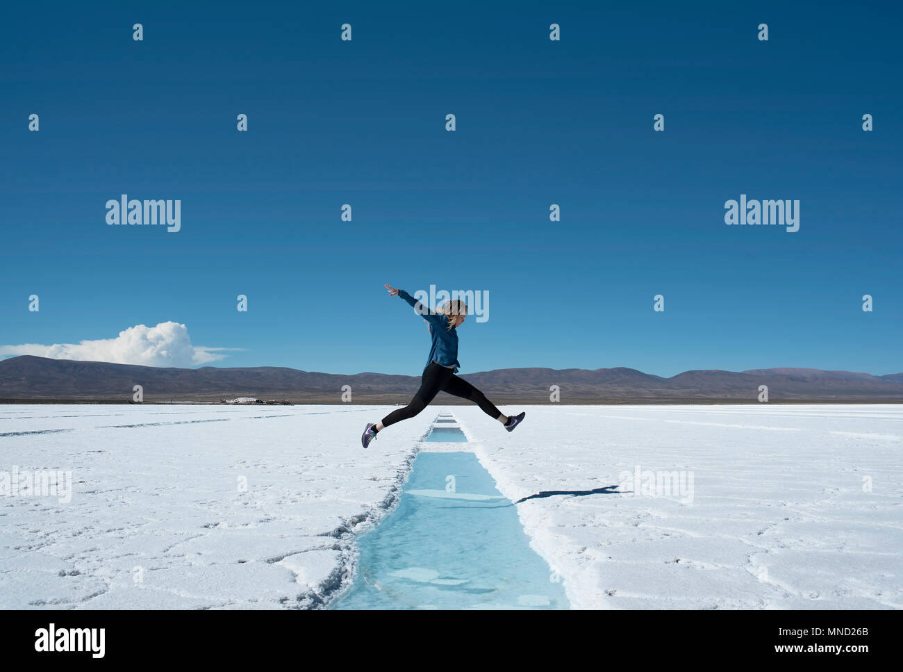 Springen über Salz Pfützen in Salinas Grandes, Argentinien. Stockfoto