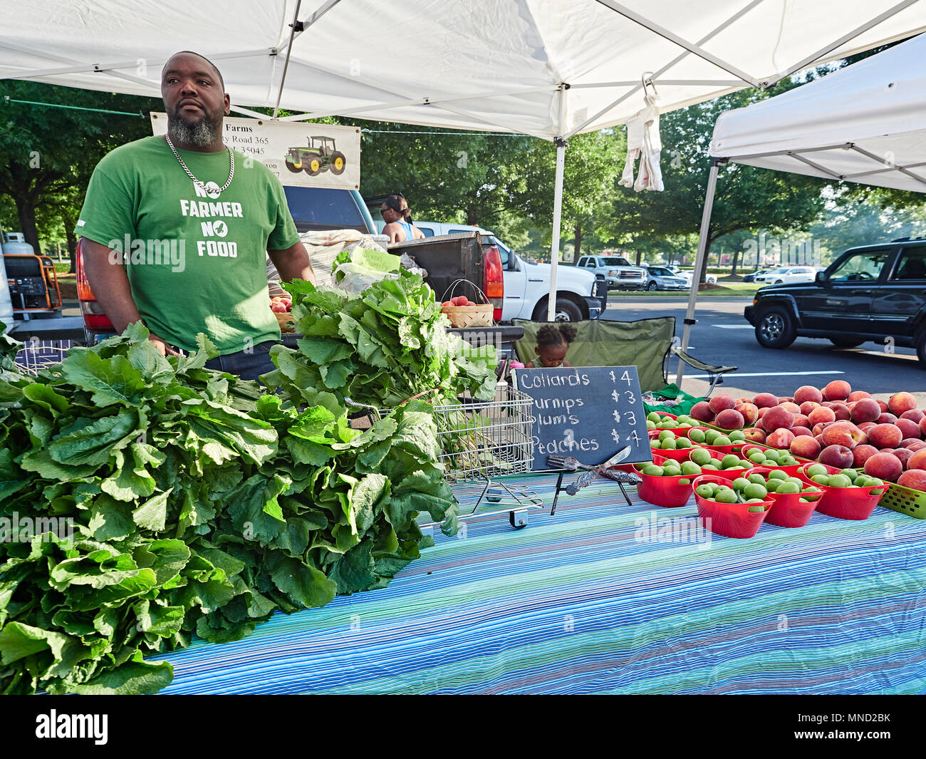 Afroamerikanischen männlichen Bauern frisches südlichen produzieren ein Bauernmarkt in Montgomery Alabama, USA. Stockfoto