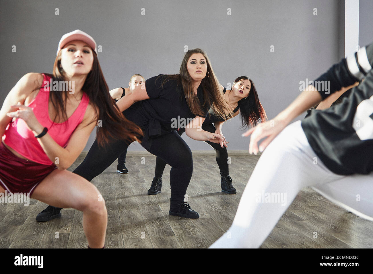 Selbstbewussten jungen Frauen üben an Dance Studio Stockfoto