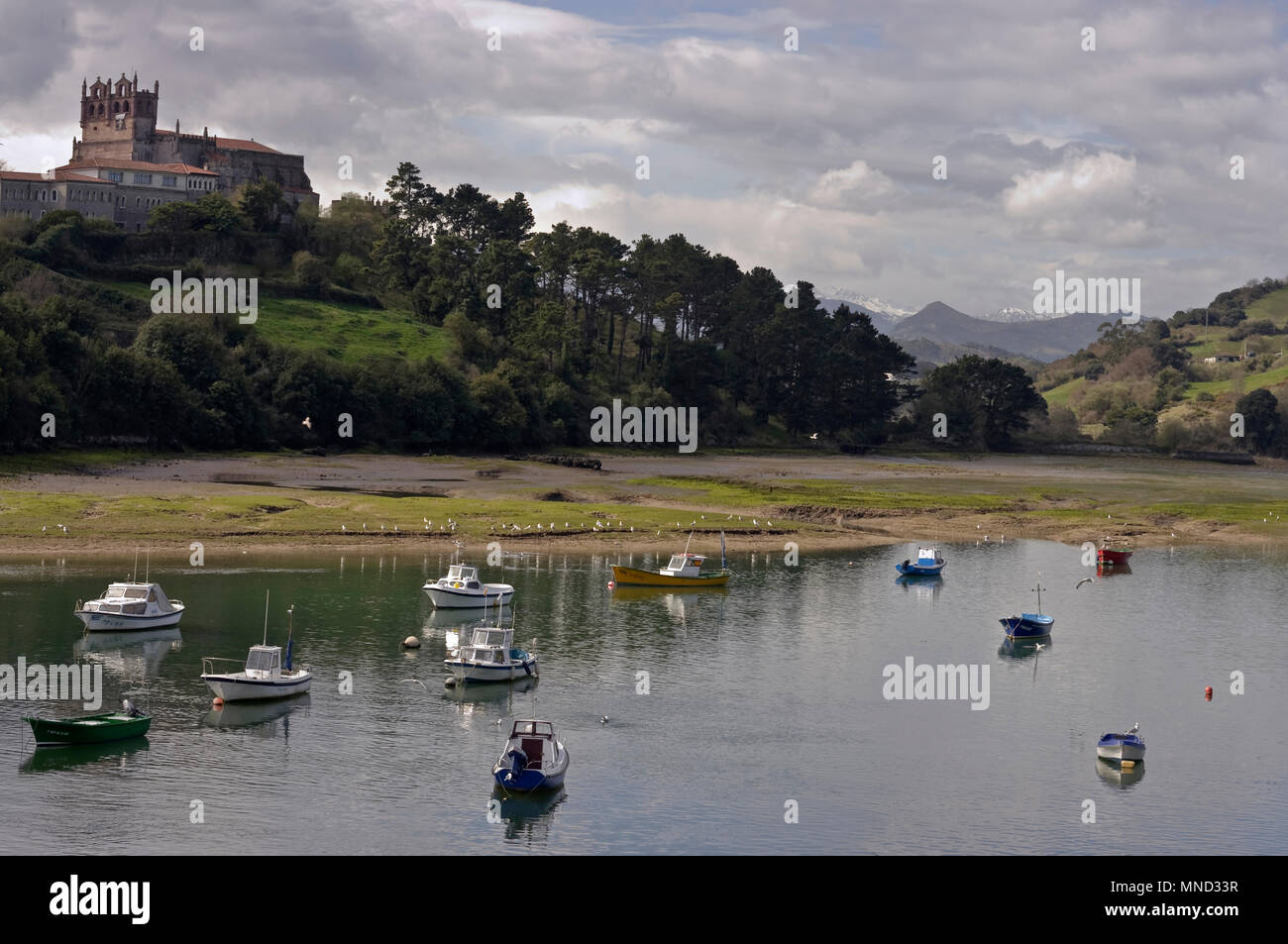 Warten auf die Flut in San Vicente de la Barquera. Spanien. Stockfoto