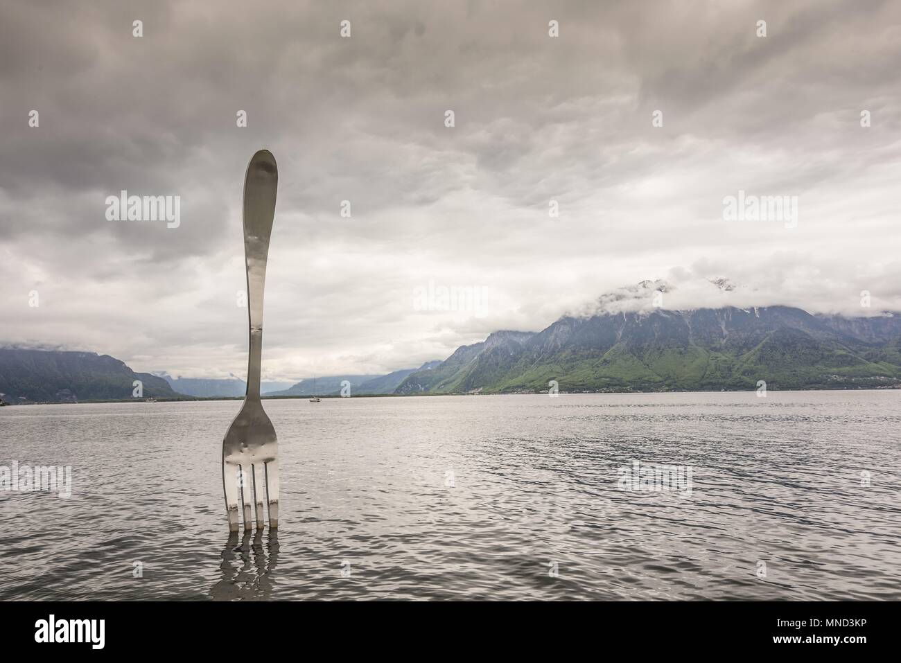 West Schweiz Vevey Genfer See Mai 2017 Skulptur die Gabel von Jean-Pierre Zaugg, in den Genfer See, Alimentarium Museum für Ernährung | Verwendung weltweit Stockfoto